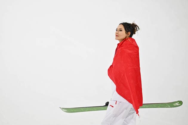 260216 -- LIVIGNO, Feb. 16, 2026 -- Silver medalist Gu Ailing of China reacts during the awarding ceremony of the freestyle skiing women s freeski big air event at the Milan-Cortina 2026 Olympic Winter games, Winterspiele,Spiele, Summer games in Livigno, Italy, Feb. 16, 2026. MICO2026ITALY-LIVIGNO-OLYMPIC WINTER GAMES-FREESTYLE SKIING-WOMEN S BIG AIR-FINAL ZhangxHongxiang  (MICO2026)ITALY-LIVIGNO-OLYMPIC WINTER GAMES-FREESTYLE SKIING-WOMEN S BIG AIR-FINAL IMAGO ZhangxHongxiang  imago images 0847782973
