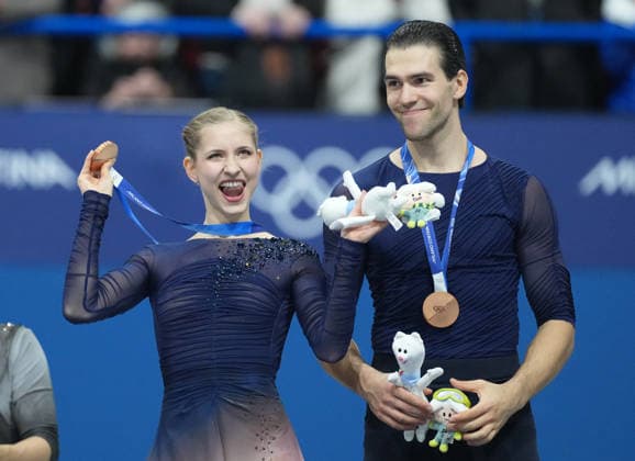 (260217) -- MILAN, Feb. 17, 2026 -- Bronze medalists Minerva Fabienne Hase Nikita Volodin of Germany wave to the spectators after receiving their medals during the victory ceremony for Figure skating, Eiskunstlauf Pair Skating at the Milan-Cortina 2026 Olympic Winter games, Winterspiele,Spiele, Summer games in Milan, Italy, Feb. 16, 2026. ) (MICO2026)ITALY-MILAN-OLYMPIC WINTER GAMES-FIGURE SKATING-PAIRS-VICTORY CEREMONY XuexYuge 