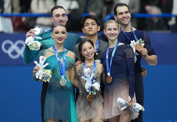 (260217) -- MILAN, Feb. 17, 2026 -- Gold medalists Riku Miura Ryuichi Kihara of Japan, silver medalists Anastasiia Metelkina Luka Berulava of Georgia, and bronze medalists Minerva Fabienne Hase Nikita Volodin of Germany take a group photo during the victory ceremony for Figure skating, Eiskunstlauf Pair Skating at the Milan-Cortina 2026 Olympic Winter games, Winterspiele,Spiele, Summer games in Milan, Italy, Feb. 16, 2026. ) (MICO2026)ITALY-MILAN-OLYMPIC WINTER GAMES-FIGURE SKATING-PAIRS-VICTORY CEREMONY XuexYuge 