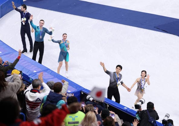 (260217) -- MILAN, Feb. 17, 2026 -- Gold medalists Riku Miura(1st R) Ryuichi Kihara(2nd R) of Japan, silver medalists Anastasiia Metelkina(3rd R) Luka Berulava(4th R) of Georgia and bronze medalist Nikita Volodin of Germany wave to the spectators after the victory ceremony for Figure skating, Eiskunstlauf Pair Skating at the Milan-Cortina 2026 Olympic Winter games, Winterspiele,Spiele, Summer games in Milan, Italy, Feb. 16, 2026. ) (MICO2026)ITALY-MILAN-OLYMPIC WINTER GAMES-FIGURE SKATING-PAIRS ChenxYichen 