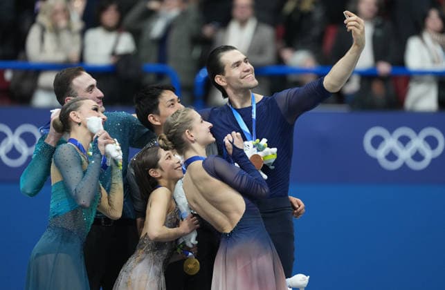 (260217) -- MILAN, Feb. 17, 2026 -- Gold medalists Riku Miura Ryuichi Kihara of Japan, silver medalists Anastasiia Metelkina Luka Berulava of Georgia, and bronze medalists Minerva Fabienne Hase Nikita Volodin of Germany take a selfie after receiving their medals during the victory ceremony for Figure skating, Eiskunstlauf Pair Skating at the Milan-Cortina 2026 Olympic Winter games, Winterspiele,Spiele, Summer games in Milan, Italy, Feb. 16, 2026. ) (MICO2026)ITALY-MILAN-OLYMPIC WINTER GAMES-FIGURE SKATING-PAIRS-VICTORY CEREMONY XuexYuge 