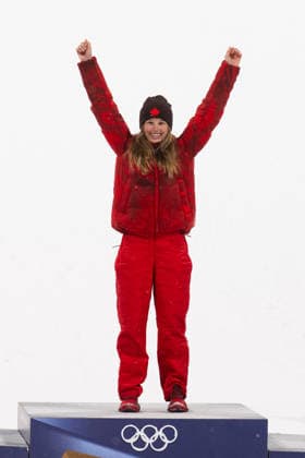 Winter Olympics - Women s freestyle Skiing Big Air - Livigno Silver medalist Ailing Eileen Gu of Team People s Republic of China poses for a photo with national flag and ski on the podium during the medal ceremony for the Women s Freeski Big Air on day ten of the Milano Cortina 2026 Winter Olympic Games, Olympische Spiele, Olympia, OS at Livigno Snow Park on February 16, 2026 in Livigno, Italy. Photo by Laurent Zabulon ABACAPRESS.COM Livigno Italy  Copyright: xZabulonxLaurent ABACAx