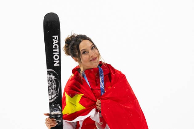 Winter Olympics - Women s freestyle Skiing Big Air - Livigno Silver medalist Ailing Eileen Gu of Team People’s Republic of China holds up the national flag of Canada as she poses for a photo with and Bronze medalist Flora Tabanelli of Team Italy during the medal ceremony for the Women s Freeski Big Air on day ten of the Milano Cortina 2026 Winter Olympic Games, Olympische Spiele, Olympia, OS at Livigno Snow Park on February 16, 2026 in Livigno, Italy. Photo by Laurent Zabulon ABACAPRESS.COM Livigno Italy  Copyright: xZabulonxLaurent ABACAx