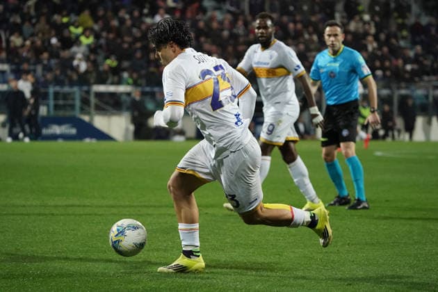 Cagliari Calcio v US Lecce - Serie A Riccardo Sottil of US Lecce plays during the Serie A TIM match between Cagliari Calcio and US Lecce in Italy on February 15, 2026. Cagliari Italy  Copyright: xAlessandroxToccox originalFilename:alessandro-cagliari260216_nplW3.jpg