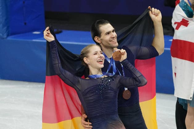 Milano Cortina, 2026 , Winter Olympic Games, Olympische Spiele, Olympia, OS Olympische Winter-Olympische spiele 2026 , Eiskunstlauf, Figureskating , Paarlauf, , Pair Skating, SKür Free Skating Minerva Fabienne Hase Nikita Volodin , Deutschland, Germany GER mit Medalien Photocopyright Gladys Chai von der Laage *** Milano Cortina, 2026 , Winter Olympic Games, Olympic Winter Olympic Games 2026 , Figure Skating, Figure Skating, Pair Skating, Pair Skating, Free Skating Minerva Fabienne Hase Nikita Volodin , Germany, Germany GER with medals Photocopyright Gladys Chai von der Laage
