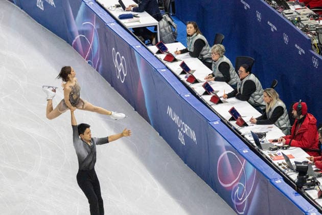 MIURA und KIHARA JPN), 1.Platz,1st place, Sieger, winner, und Olympiasieger, Olympic Champion und Preisrichter. Eiskunstlauf Kuer der Paare. Olympische Winterspiele 2026. 16.02.2026, in Mailand, Ice Skating Arena. Quelle Copyright Credit : Oryk HAIST *** MIURA and KIHARA JPN , 1 place, 1st place, winner, winner, and Olympic Champion, Olympic Champion and Judge Figure Skating Pairs Competition Olympic Winter Games 2026 16 02 2026, in Milan, Ice Skating Arena Source Copyright Credit Oryk HAIST xOLY-FSK09x