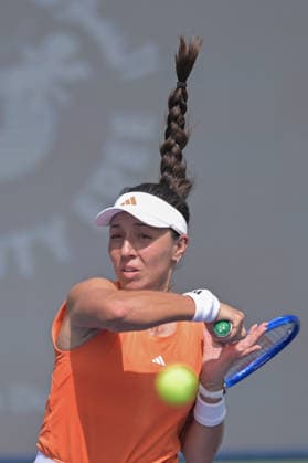 2026 Dubai Duty Free Tennis Championship DUBAI, UNITED ARAB EMIRATES - FEBRUARY 17: Jessica Pegula of United States in action against Varvara Gracheva (not seen) of France during the women s singles match on Day Three of the Dubai Duty Free Tennis Championships at Dubai Duty Free Tennis Stadium on February 17, 2026 in Dubai, United Arab Emirates. Waleed Zein Anadolu Dubai United Arab Emirates. Editorial use only. Please get in touch for any other usage.  Copyright: x2026xAnadoluxWaleedxZeinx