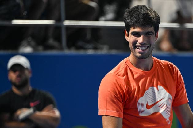 Qatar ExxonMobil Open 2026 - Day One DOHA, QATAR FEBRUARY 16: Carlos Alcaraz of Spain is seen during a practice session with Stefanos Tsitsipas of Greece ahead of the Qatar ExxonMobil Open at the Khalifa International Tennis and Squash Complex on February 16, 2026 in Doha, Qatar. Doha Qatar  Copyright: xArturxWidakx originalFilename:widak-qatarexx260216_npm3g.jpg
