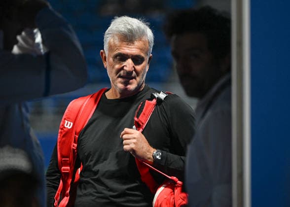 Qatar ExxonMobil Open 2026 - Day One DOHA, QATAR FEBRUARY 16: Stefanos Tsitsipas father, Apostolos Tsitsipas leaves the venue at the conclusion of a practice session ahead of the Qatar ExxonMobil Open at the Khalifa International Tennis and Squash Complex on February 16, 2026 in Doha, Qatar. Doha Qatar  Copyright: xArturxWidakx originalFilename:widak-qatarexx260216_npxbh.jpg
