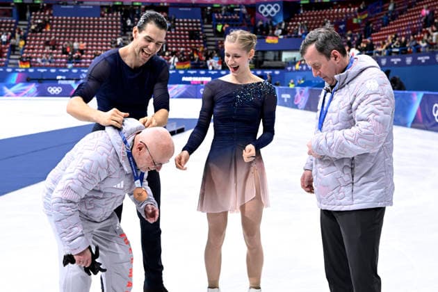 HASE Minerva Fabienne und VOLODIN Nikita Paarlaufen Team GER 3.Platz mit Ihren Trainern SAVIN Dmitry und SCHUBERT Knut Eiskunstlaufen Finale Paarlaufen Kuer Olympics - Olympische Winterspiele 2026 Mailand - Cortina 06 - 22 Februar 2026 in Italien am 16.02. 2026 in Mailand *** HASE Minerva Fabienne and VOLODIN Nikita Pair Skating Team GER 3rd place with their coaches SAVIN Dmitry and SCHUBERT Knut Figure Skating Final Pair Skating Kuer Olympics Olympic Winter Games 2026 Milan Cortina 06 22 February 2026 in Italy on 16 02 2026 in Milan Copyright: xx