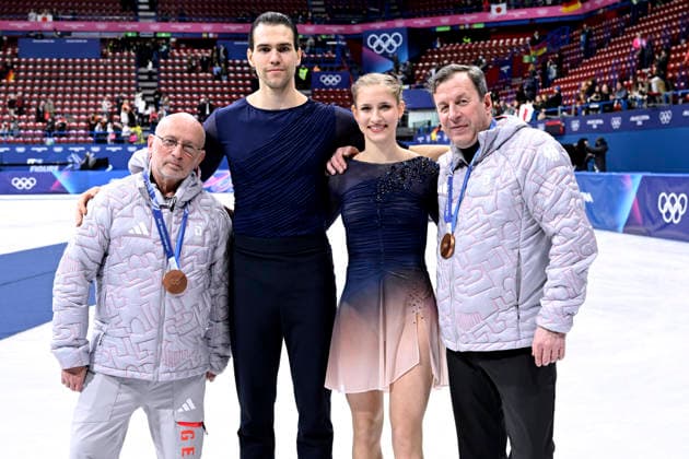 HASE Minerva Fabienne und VOLODIN Nikita Paarlaufen Team GER 3.Platz mit Ihren Trainern SAVIN Dmitry und SCHUBERT Knut Eiskunstlaufen Finale Paarlaufen Kuer Olympics - Olympische Winterspiele 2026 Mailand - Cortina 06 - 22 Februar 2026 in Italien am 16.02. 2026 in Mailand *** HASE Minerva Fabienne and VOLODIN Nikita Pair Skating Team GER 3rd place with their coaches SAVIN Dmitry and SCHUBERT Knut Figure Skating Final Pair Skating Kuer Olympics Olympic Winter Games 2026 Milan Cortina 06 22 February 2026 in Italy on 16 02 2026 in Milan Copyright: xx