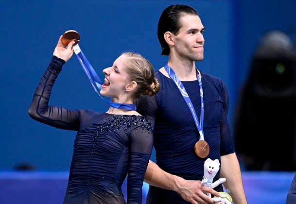 HASE Minerva Fabienne und VOLODIN Nikita Paarlaufen Team GER 3.Platz bei der Siegerehrung Eiskunstlaufen Finale Paarlaufen Kuer Olympics - Olympische Winterspiele 2026 Mailand - Cortina 06 - 22 Februar 2026 in Italien am 16.02. 2026 in Mailand *** HASE Minerva Fabienne and VOLODIN Nikita Pair Skating Team GER 3rd place at the award ceremony Figure Skating Final Pair Skating Kuer Olympics Olympic Winter Games 2026 Milan Cortina 06 22 February 2026 in Italy on 16 02 2026 in Milan Copyright: xx