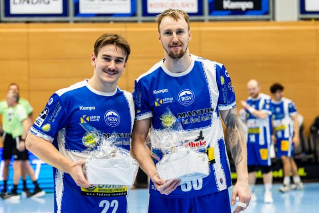 16 02 206, GER, Handball, Men, Season 25 26, Daikin 1 Bl, 21 Matchday, ThSV Eisenach Bergischer HC Dominik Solak ThSV Eisenach,30 , Felix Aellen ThSV Eisenach,22 receive an award from Rene Witte Managing Director Manager ThSV Eisenach for their participation in the European Championship 99817 Eisenach Werner Assmann Halle Am Sportp Thueringen Germany