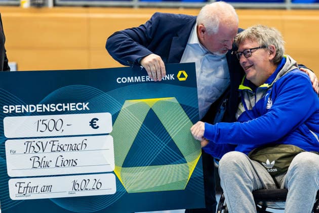 16 02 206, GER, Handball, Men, Season 25 26, Daikin 1 Bl, 21 Matchday, ThSV Eisenach Bergischer HC the player coach of the Wheelchair Handball Blue Lions Eisenach Bernd Fichtner accepts the donation check from Commerzbank on behalf of the team With Shpetim Alaj ThSV Eisenach, President 99817 Eisenach Werner Assmann Halle Am Sportp Thueringen Germany