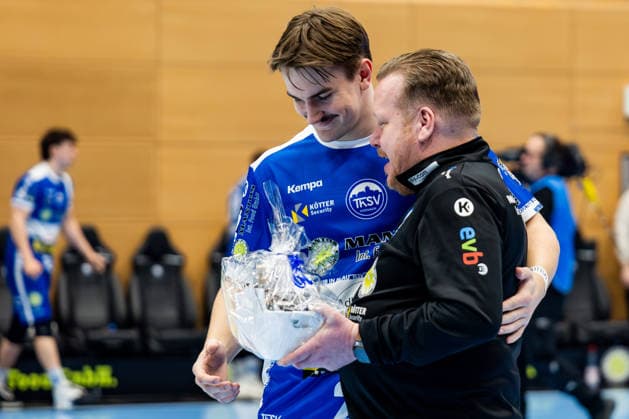 16 02 206, GER, Handball, Men, Season 25 26, Daikin 1 Bl, 21 Matchday, ThSV Eisenach Bergischer HC Felix Aellen ThSV Eisenach,22 receives an award from Rene Witte Managing Director Manager ThSV Eisenach for the European Championship participation 99817 Eisenach Werner Assmann Halle Am Sportp Thueringen Germany