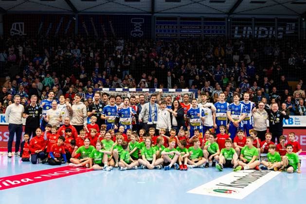16 02 206, GER, Handball, Men, Season 25 26, Daikin 1 Bl, 21 Matchday, ThSV Eisenach Bergischer HC Team photo Group photo Team photo after the match together with the sponsor of the day Hirsch Apotheke and the Einluafkinder 99817 Eisenach Werner Assmann Halle Am Sportp Thueringen Germany