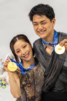 February 17, 2026, Milan, Lombardy, Italy: Japanese skaters RIKU MIURA and RYUICHI KIHARA Rpairs show off their GOLD MEDALS after Figure skating, Eiskunstlauf medal round at this Milano Cortina 2026 Olympics. Olympics 2026: Milano Cortina: Figure Skating PAIRS : ICE DANCE  - ZUMAa35_ 20260217_oly_a35_013 Copyright: xDanielxA.xAndersonx