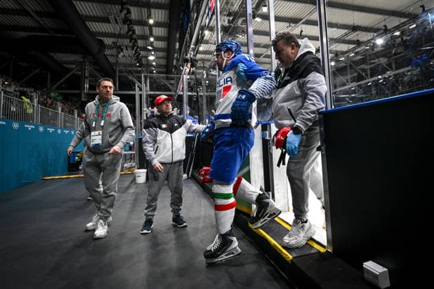 17 02 2026, Milano, Rho Ice hockey, Eishockey Arena, Winter Olympics: Switzerland - Italy (Ice Hockey), Matt Bradley of Italy leaves the ice injured Milano Rho Ice Hockey Arena Lombardy Italy *** 17 02 2026, Milano, Rho Ice Hockey Arena, Winter Olympics Switzerland Italy Ice Hockey , Matt Bradley of Italy leaves the ice injured Milano Rho Ice Hockey Arena Lombardy Italy Copyright: xJustPictures.ch AndreaxBrancax jp-en-AnBr-AB-DSC_724017022026