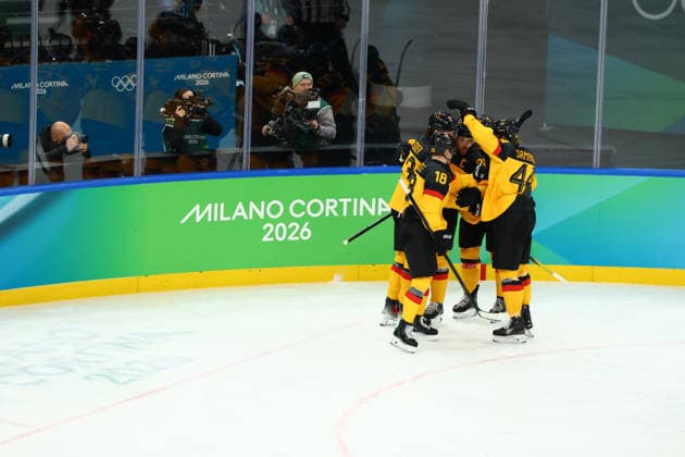 February 17, 2026, Milan, Lombardy, Italy: LEON DRAISATL of Germany scores his side s first goal in the Play-off game between Team Germany and Team France at the Milano Cortina 2026 Olympic Games, Olympische Spiele, Olympia, OS Olympics 2026: Milano Cortina: Ice hockey, Eishockey Men: GER:FRA  - ZUMAc179 20260217_oly_c179_017 Copyright: xMickaelxChavetx
