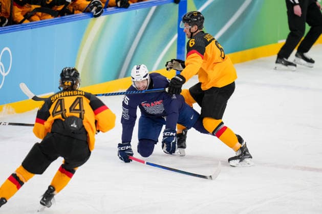 Kevin Bozon (France) und Kai Wissmann (Germany) battle for the puck during the Ice hockey, Eishockey Men - Qualification Play-off match between Germany v France on day eleven of the Milano Cortina 2026 Winter Olympic Games, Olympische Spiele, Olympia, OS at Milano Santagiulia IHO Ice Hockey Arena on February 17, 2026 in Milan, Italy. (Photo by Alex Gottschalk DeFodi Images) - *** Kevin Bozon France and Kai Wissmann Germany battle for the puck during the Ice Hockey Men Qualification Play off match between Germany v France on day eleven of the Milano Cortina 2026 Winter Olympic games at Milano Santagiulia IHO Ice Hockey Arena on February 17, 2026 in Milan, Italy Photo by Alex Gottschalk DeFodi Images