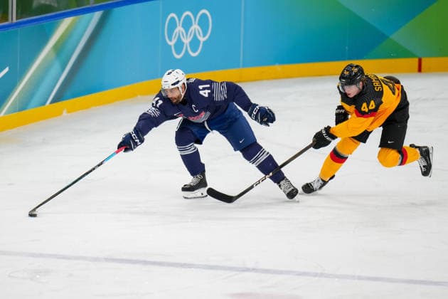 Pierre-Edouard Bellemare (France) und Joshua Samanski (Germany) battle for the puck during the Ice hockey, Eishockey Men - Qualification Play-off match between Germany v France on day eleven of the Milano Cortina 2026 Winter Olympic Games, Olympische Spiele, Olympia, OS at Milano Santagiulia IHO Ice Hockey Arena on February 17, 2026 in Milan, Italy. (Photo by Alex Gottschalk DeFodi Images) - *** Pierre Edouard Bellemare France and Joshua Samanski Germany battle for the puck during the Ice Hockey Men Qualification Play off match between Germany v France on day eleven of the Milano Cortina 2026 Winter Olympic games at Milano Santagiulia IHO Ice Hockey Arena on February 17, 2026 in Milan, Italy Photo by Alex Gottschalk DeFodi Images