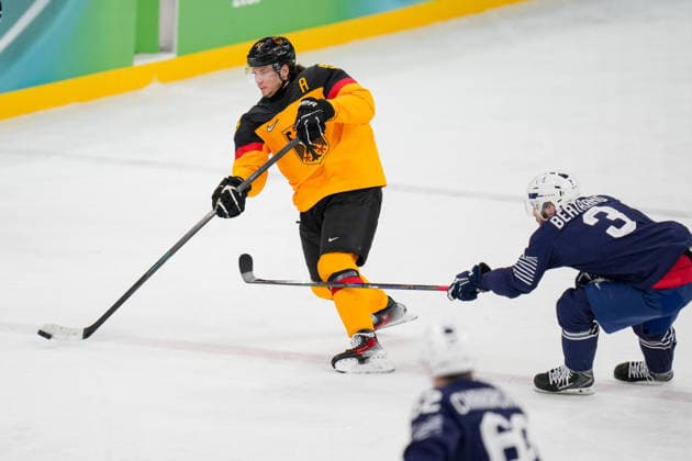 Moritz Seider (Germany) und Charles Bertrand (France) battle for the puck during the Ice hockey, Eishockey Men - Qualification Play-off match between Germany v France on day eleven of the Milano Cortina 2026 Winter Olympic Games, Olympische Spiele, Olympia, OS at Milano Santagiulia IHO Ice Hockey Arena on February 17, 2026 in Milan, Italy. (Photo by Alex Gottschalk DeFodi Images) - *** Moritz Seider Germany and Charles Bertrand France battle for the puck during the Ice Hockey Men Qualification Play off match between Germany v France on day eleven of the Milano Cortina 2026 Winter Olympic games at Milano Santagiulia IHO Ice Hockey Arena on February 17, 2026 in Milan, Italy Photo by Alex Gottschalk DeFodi Images