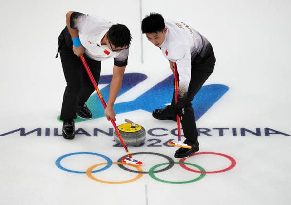 (260217) -- CORTINA D AMPEZZO, Feb. 17, 2026 -- Li Zhichao (L) and Fei Xueqing of China compete during the curling men s round robin session 9 match between China and the United States at the 2026 Milan-Cortina Winter Olympics in Cortina, Italy, Feb. 17, 2026. ) (MICO2026)ITALY-CORTINA D AMPEZZO-OLYMPIC Winter games, Winterspiele,Spiele, Summer games CURLING-MEN-ROUND ROBIN-CHN VS USA LixGang 