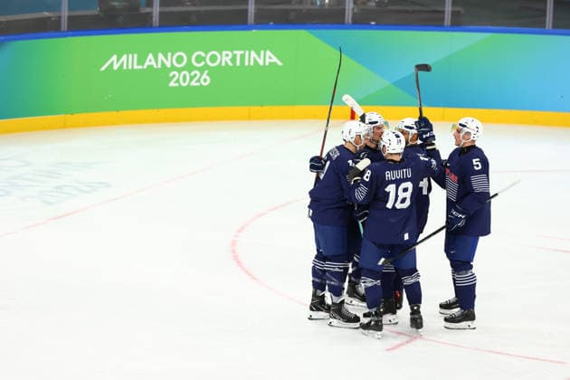 February 17, 2026, Milan, Lombardy, Italy: PIERRE-EDOUARD BELLEMARE 41 of Team France scores his side s first goal during the Play-off game between Team Germany and Team France at the Milano Cortina 2026 Olympic Games, Olympische Spiele, Olympia, OS Olympics 2026: Milano Cortina: Ice hockey, Eishockey Men: GER:FRA  - ZUMAc179 20260217_oly_c179_034 Copyright: xMickaelxChavetx