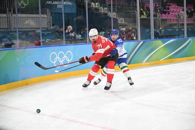 Jonas Siegenthaler (SUI),Dustin Gazley (ITA) during the Winter Olympic Games, Olympische Spiele, Olympia, OS Milano Cortina 2026, at the Milano Rho Ice hockey, Eishockey Arena, on February 17, 2026 in Milano, Italy  Copyright: xFedericoxManoni IPAxSportx xipa-agency.netx xx IPA_71639313 IPA_Agency_IPA71639313