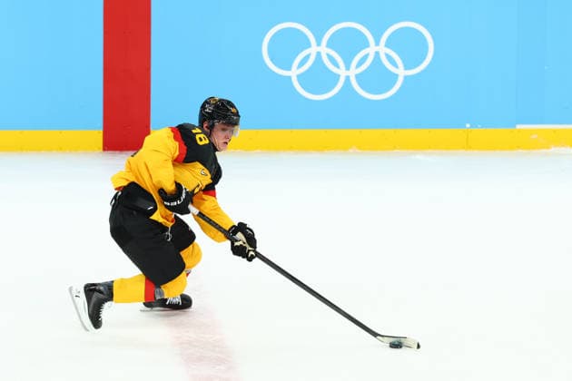 February 17, 2026, Milan, Lombardy, Italy: TIM STUZLE of Germany drives the puck during the Play-off game between Team Germany and Team France at the Milano Cortina 2026 Olympic Games, Olympische Spiele, Olympia, OS Olympics 2026: Milano Cortina: Ice hockey, Eishockey Men: GER:FRA  - ZUMAc179 20260217_oly_c179_040 Copyright: xMickaelxChavetx