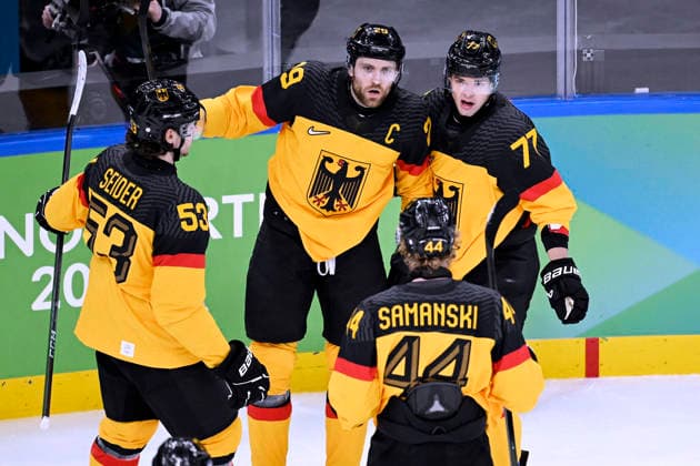 DRAISAITL Leon Team GER Jubel um Torschuetzen Leon Draisaitl nach seinem Tor zum 1 : 0 Eishockey Vorrunde Spiel Deutschland - Frankreich Olympics - Olympische Winterspiele 2026 Mailand - Cortina 06 - 22 Februar 2026 in Italien am 17.02.2026 in Mailand *** DRAISAITL Leon Team GER cheering for goal scorer Leon Draisaitl after his goal for the 1 0 ice hockey preliminary round match Germany France Olympics Olympic Winter Games 2026 Milan Cortina 06 February 22, 2026 in Italy on February 17, 2026 in Milan Copyright: xx