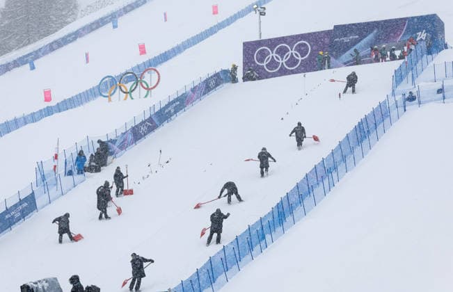 OLYMPICS - Winter Olympic Games, Olympische Spiele, Olympia, OS Milano Cortina 2026 LIVIGNO,ITALY,17.FEB.26 - OLYMPICS, FREE SKI, FREESTYLE SKIING - Winter Olympic Games Milano Cortina 2026, aerials,, women, qualification. Image shows piste workers. Keywords: cancellation.  GEPAxpictures xHaraldxSteiner