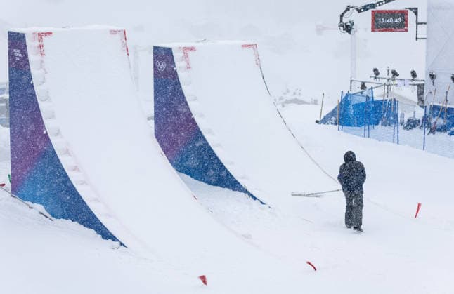 OLYMPICS - Winter Olympic Games, Olympische Spiele, Olympia, OS Milano Cortina 2026 LIVIGNO,ITALY,17.FEB.26 - OLYMPICS, FREE SKI, FREESTYLE SKIING - Winter Olympic Games Milano Cortina 2026, aerials,, women, qualification. Image shows a piste worker. Keywords: cancellation.  GEPAxpictures xHaraldxSteiner