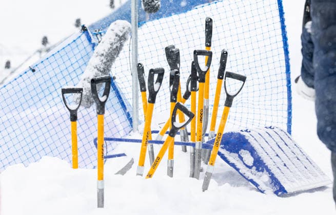 OLYMPICS - Winter Olympic Games, Olympische Spiele, Olympia, OS Milano Cortina 2026 LIVIGNO,ITALY,17.FEB.26 - OLYMPICS, FREE SKI, FREESTYLE SKIING - Winter Olympic Games Milano Cortina 2026, aerials,, women, qualification. Image shows snow shovels. Keywords: cancellation.  GEPAxpictures xHaraldxSteiner