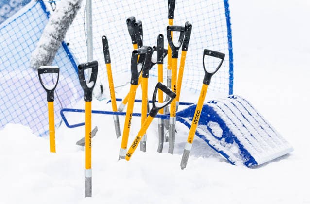 OLYMPICS - Winter Olympic Games, Olympische Spiele, Olympia, OS Milano Cortina 2026 LIVIGNO,ITALY,17.FEB.26 - OLYMPICS, FREE SKI, FREESTYLE SKIING - Winter Olympic Games Milano Cortina 2026, aerials,, women, qualification. Image shows snow shovels. Keywords: cancellation.  GEPAxpictures xHaraldxSteiner