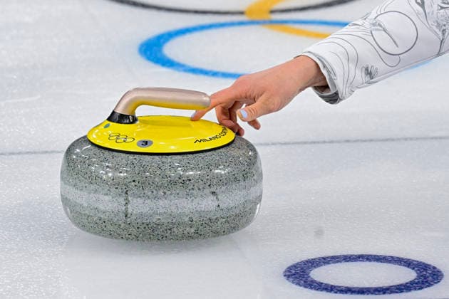CORTINA, ITALIEN 20260217 Kanada skjuter iväg en sten under damernas gruppspelsmatch, omgang 9, mellan Sverige och Kanada i OS-curlingen i Cortina. *** Bilden ingar i SPORTPAKET. För övriga BETALBILD *** CORTINA ITALIEN x10030x *** CORTINA, ITALY 20260217 Canada shoots a stone during the womens group stage match, round 9, between Sweden and Canada in the Olympic curling in Cortina Picture in SPORTPAKET For others PAYPICTURE CORTINA ITALY x10030x  Copyright: xJonasxEkströmer TTx OS 2026 CURLING DAMER SVERIGE-KANADA