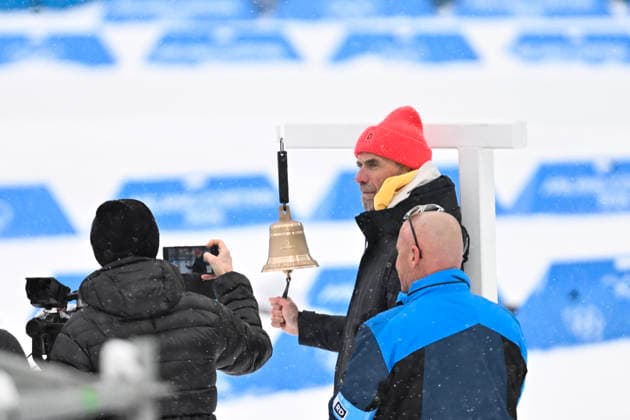 ANTERSELVA, ITALIEN 20260217 Jürgen Klopp ringer i klockan inför det sista varvet i herrarnas skidskyttestafett, 4x7,5km, i Anterselva under vinter-OS i Milano Cortina, Italien. *** Bilden ingar i SPORTPAKET. För övriga BETALBILD *** ANTERSELVA ITALIEN x10050x *** ANTERSELVA, ITALY 20260217 Jürgen Klopp rings the bell before the last lap of the mens biathlon relay, 4x7.5km, in Anterselva during the Winter Olympics in Milan Cortina, Italy The image is included in the SPORT PACKAGE For others PAY IMAGE ANTERSELVA ITALY x10050x  Copyright: xPontusxLundahl TTx OS 2026 SKIDSKYTTESTAFETT HERRAR