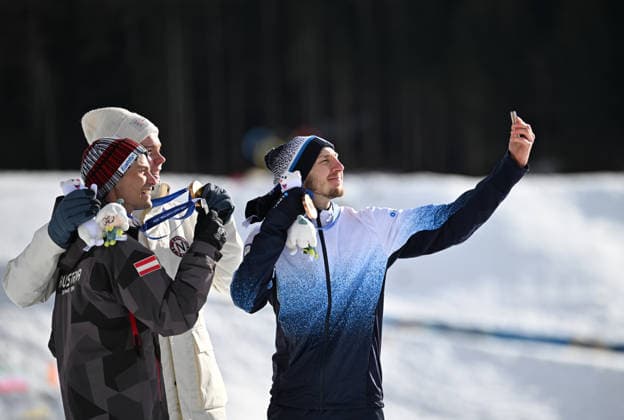 (260217) -- TESERO, Feb. 17, 2026 -- Gold medalist Jens Luraas Oftebro (C) of Norway, silver medalist Johannes Lamparter (L) of Austria and bronze medalist Ilkka Herola of Finland pose for a selfie during the awarding ceremony for the Nordic Combined Individual Gundersen Large Hill 10km at the Milan-Cortina 2026 Olympic Winter games, Winterspiele,Spiele, Summer games in Tesero, Italy, Feb. 17, 2026. ) (MICO2026)ITALY-TESERO-OLYMPIC WINTER GAMES-NORDIC COMBINED-INDIVIDUAL GUNDERSEN LARGE HILL 10KM HexCanling 