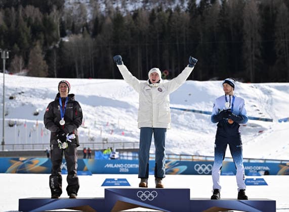 (260217) -- TESERO, Feb. 17, 2026 -- Gold medalist Jens Luraas Oftebro (C) of Norway reacts during the awarding ceremony for the Nordic Combined Individual Gundersen Large Hill 10km at the Milan-Cortina 2026 Olympic Winter games, Winterspiele,Spiele, Summer games in Tesero, Italy, Feb. 17, 2026. ) (MICO2026)ITALY-TESERO-OLYMPIC WINTER GAMES-NORDIC COMBINED-INDIVIDUAL GUNDERSEN LARGE HILL 10KM HexCanling 
