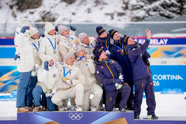 Winter Olympics in Milan Cortina 2026 Anterselva, Italy 20260217. Vetle Sjaastad Christiansen, Sturla Holm Laegreid, Johan-Olav Botn, Martin Uldal from Norway, Eric Perrot, Quentin Fillon Maillet, Emilien Jacquelin and Fabien Claude from France, Sebastian Samuelsson, Martin Ponsiluoma, Jesper Nelin and Viktor Brandt from Sweden on the podium after the men s 4 x 7.5 km relay in biathlon during the Winter Olympics in Milan Cortina 2026. Photo: Heiko Junge NTB Anterselva Italy EDITORIAL USE ONLY. RESTRICTED USE FOR BETTING COMPANIES Ref:_SPOIwjUzDSANV8.jpg *** Winter Olympics in Milan Cortina 2026 Anterselva, Italy 20260217 Vetle Sjaastad Christiansen, Sturla Holm Laegreid, Johan Olav Botn, Martin Uldal from Norway, Eric Perrot, Quentin Fillon Maillet, Emilien Jacquelin and Fabien Claude from France, Sebastian Samuelsson, Martin Ponsiluoma, Jesper Nelin and Viktor Brandt from Sweden on the podium after the men s 4 x 7 5 km relay in biathlon during the Winter Olympics in Milan Cortina 2026 Photo Heiko Junge NTB Anterselva Italy EDITORIAL USE ONLY RESTRICTED USE FOR BETTING COMPANIES  Copyright: xHeikoxJungex xNTBx