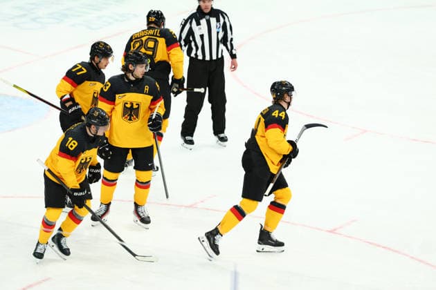 February 17, 2026, Milan, Lombardy, Italy: JOSHUA SAMANSKI 44 of Germany celebrates scoring his side s fourth goal in the Play-off game between Team Germany and Team France at the Milano Cortina 2026 Olympic Games, Olympische Spiele, Olympia, OS Germany won 5:1. Milan Italy - ZUMAc179 20260217_oly_c179_064 Copyright: xMickaelxChavetx