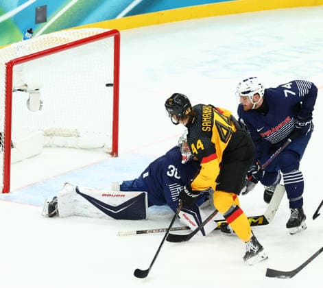 February 17, 2026, Milan, Lombardy, Italy: JOSHUA SAMANSKI 44 of Germany scores his side s fourth goal in the Play-off game between Team Germany and Team France at the Milano Cortina 2026 Olympic Games, Olympische Spiele, Olympia, OS Germany won 5:1. Milan Italy - ZUMAc179 20260217_oly_c179_068 Copyright: xMickaelxChavetx