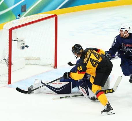 February 17, 2026, Milan, Lombardy, Italy: JOSHUA SAMANSKI 44 of Germany scores his side s fourth goal in the Play-off game between Team Germany and Team France at the Milano Cortina 2026 Olympic Games, Olympische Spiele, Olympia, OS Germany won 5:1. Milan Italy - ZUMAc179 20260217_oly_c179_073 Copyright: xMickaelxChavetx