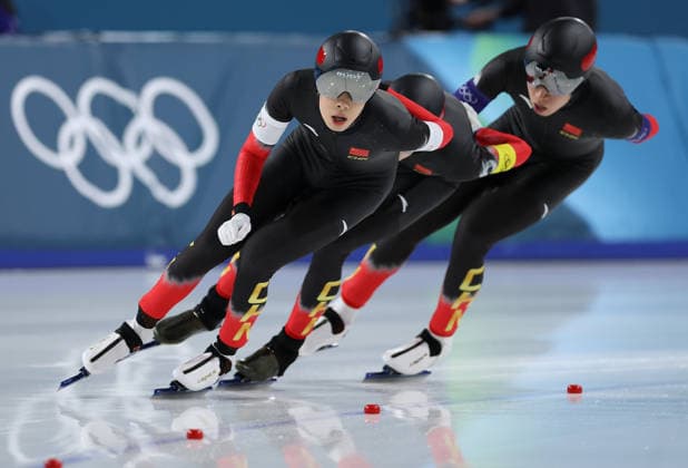 (260217) -- MILAN, Feb. 17, 2026 -- Liu Hanbin (front), Wu Yu (C) and Li Wenhao of China compete during the Speed skating, Eisschnelllauf men s team pursuit final B between China and the Netherlands at the Milan-Cortina 2026 Olympic Winter games, Winterspiele,Spiele, Summer games in Milan, Italy, Feb. 17, 2026. ) (MICO2026)ITALY-MILAN-OLYMPIC WINTER GAMES-SPEED SKATING-MEN S TEAM PURSUIT-FINALS DuxXiaoyi 