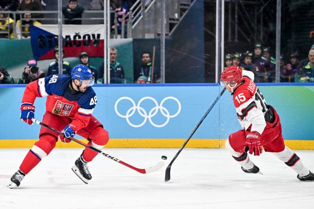 17 02 2026, Milano, Santa Giulia Ice hockey, Eishockey Arena, Winter Olympics: Czechia - Denmark (Ice Hockey), Tomas Hertl of Czechia against Matias Lassen of Denmark Milano Santa Giulia Ice Hockey Arena Lombardy Italy *** 17 02 2026, Milano, Santa Giulia Ice Hockey Arena, Winter Olympics Czechia Denmark Ice Hockey , Tomas Hertl of Czechia against Matias Lassen of Denmark Milano Santa Giulia Ice Hockey Arena Lombardy Italy Copyright: xJustPictures.ch AndreaxBrancax jp-en-AnBr-AB-AAB_176717022026