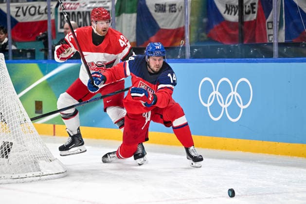 17 02 2026, Milano, Santa Giulia Ice hockey, Eishockey Arena, Winter Olympics: Czechia - Denmark (Ice Hockey), Filip Chlapik of Czechia against Phillip Bruggisser of Denmark Milano Santa Giulia Ice Hockey Arena Lombardy Italy *** 17 02 2026, Milano, Santa Giulia Ice Hockey Arena, Winter Olympics Czechia Denmark Ice Hockey , Filip Chlapik of Czechia against Phillip Bruggisser of Denmark Milano Santa Giulia Ice Hockey Arena Lombardy Italy Copyright: xJustPictures.ch AndreaxBrancax jp-en-AnBr-AB-AAB_180517022026