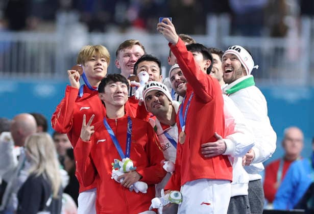 (260217) -- MILAN, Feb. 17, 2026 -- Gold medalists from Italy, silver medalists from the United States and bronze medalists from China pose for photos during the awarding ceremony of the Speed skating, Eisschnelllauf men s team pursuit event at the Milan-Cortina 2026 Olympic Winter games, Winterspiele,Spiele, Summer games in Milan, Italy, Feb. 17, 2026. ) (MICO2026)ITALY-MILAN-OLYMPIC WINTER GAMES-SPEED SKATING-MEN S TEAM PURSUIT-FINALS DuxXiaoyi 