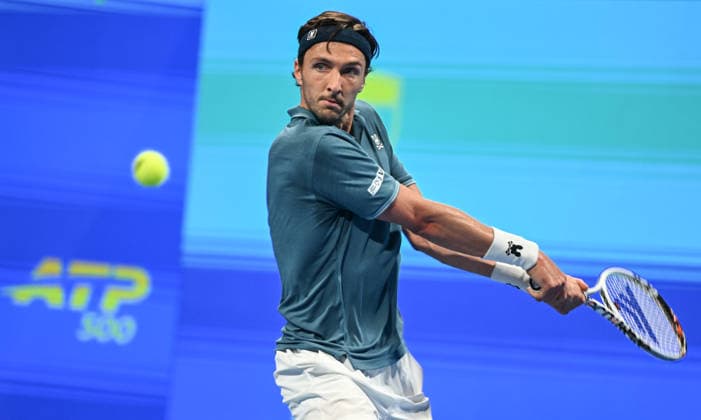Qatar TotalEnergies Open 2026 - Day Two DOHA, QATAR FEBRUARY 17: Arthur Rinderknech of France competes against Carlos Alcaraz of Spain during a Round One singles match at the Qatar ExxonMobil Open at the Khalifa International Tennis and Squash Complex on February 17, 2026 in Doha, Qatar. Doha Qatar  Copyright: xArturxWidakx originalFilename:widak-qatarexx260217_npF2O.jpg