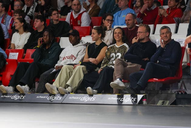 Herbert Hainer FC Bayern Muenchen, President with Natalia Padilla Bidas FC Bayern Muenchen, 23 and Lena Oberdorf FC Bayern Muenchen, 08 , with Bernadette Amani FC Bayern Muenchen, 15 and Edna Imade FC Bayern Muenchen, 29 , GER, FC Bayern Basketball vs Skyliners Frankfurt, Basketball, easycredit Basketball Bundesliga, 21 Matchday, Season 2025 2026, 17 02 2026, GER, FC Bayern Basketball vs Skyliners Frankfurt, Basketball, easycredit Basketball Bundesliga, 21 Matchday, Season 2025 2026, 17 02 2026 Muenchen Copyright: xEibner-Pressefoto JennixMaulx EP_JML