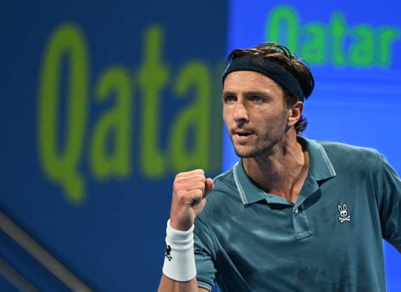 Qatar TotalEnergies Open 2026 - Day Two DOHA, QATAR FEBRUARY 17: Arthur Rinderknech of France competes against Carlos Alcaraz of Spain during a Round One singles match at the Qatar ExxonMobil Open at the Khalifa International Tennis and Squash Complex on February 17, 2026 in Doha, Qatar. Doha Qatar  Copyright: xArturxWidakx originalFilename:widak-qatarexx260217_nprV2.jpg
